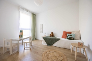 Chambre enfant aménagée et décorée avec table chaises coussins  après home staging à Nantes