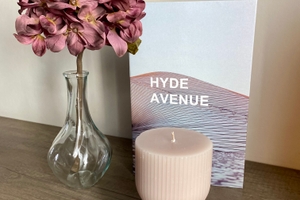 Home staging Nantes détail décoration livre bougie vase fleur