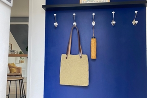 Entrée Home staging nantes sac parapluie sur mur bleu