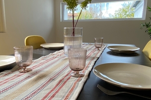 Détail déco homestaging nantes chemin de table assiette verre vase plante
