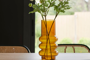 Zoom déco sur table de table a manger avec vase fleurs
