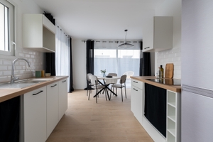 Home staging Orvault cuisine blanche et bois avec table et chaises