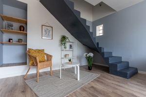 Home staging nantes salon  fauteuil etagere sous escalier