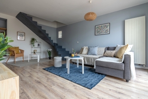 Home staging nantes piece de vie meublée avec canape tapis tables basse coussins