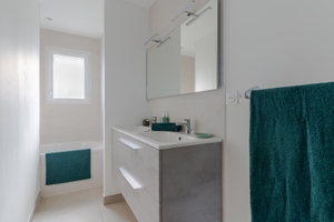 Home staging Orvault salle de bain avec serviettes et accessoires
