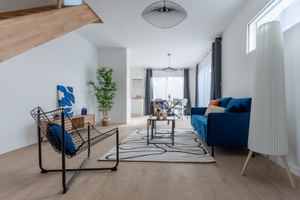 Home staging Orvault salon meublé avec canape table basse tapis fauteuils