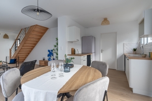 Home staging Orvault table avec couverts verres nappe