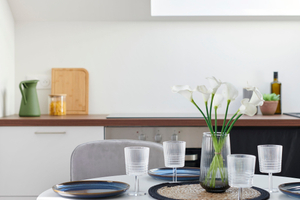 Home staging cuisine meublée avec table vaisselle accessoires planche