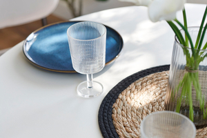 Home staging table mise en scene avec vaisselle verre vase fleur