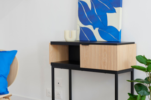 Home staging salon meuble bois et noir avec cadre bleu