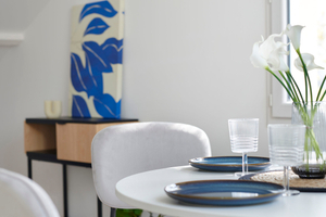 Home staging salle a manger avec table chaises meuble cadres déco