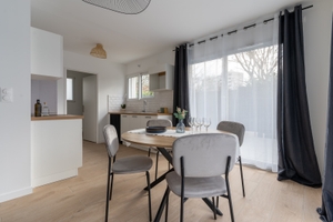 Home staging Orvault salle à manger avec table ronde et chaises