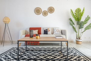 Exemple de mise en scène d'un salon avec canape table basse tapis pour le home staging d'une maison ancienne a Coueron
