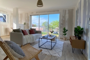 Maison témoin pour constructeur - salon meublé avec canapé