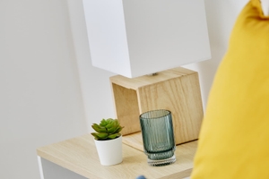 Home staging vendee chambre parentale détail décoration lampe table chevet