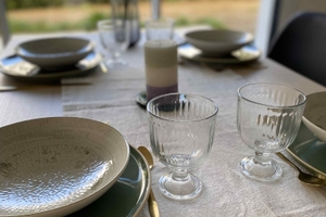 Maison témoin Nantes - Détail déco table vaisselle verre