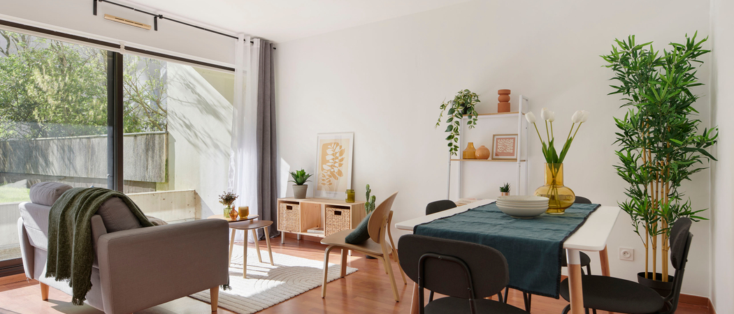 Salon mis en scène par home staging dans un appartement à vendre à Nantes en Loire-Atlantique