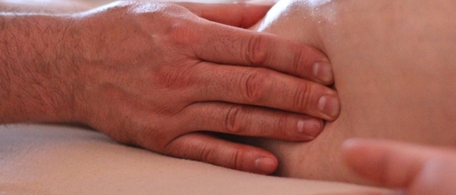 main massant le bord extérieur de la cuisse