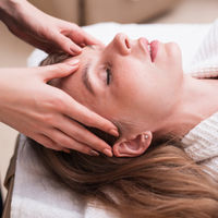 Femme recevant un massage énergétique