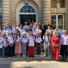 L'équipe du conseil des jeunes au Sénat avec l'équipe du Conseil Municipal