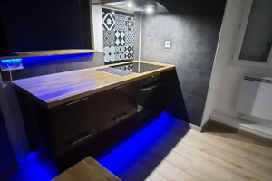 cuisine aménagée et équipée moderne avec éclairage LED