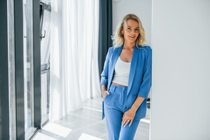Femme en costume bleu au regard assuré