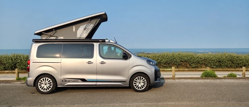 Toit relevable sur un van aménagé par Océvan