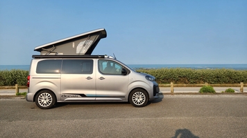 Toit relevable sur un van aménagé par Océvan