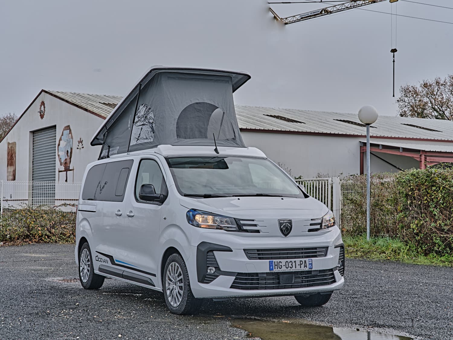 Photo d'un Peugeot expert aménagé avec toit relevable