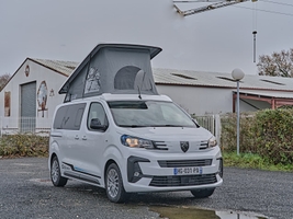 Photo d'un Peugeot expert aménagé avec toit relevable