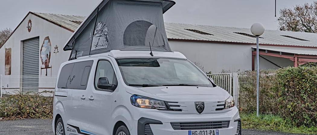 Photo d'un Peugeot expert aménagé avec toit relevable