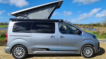 van-amenage-peugeot-expert-avec-toit-relevable-ouvert