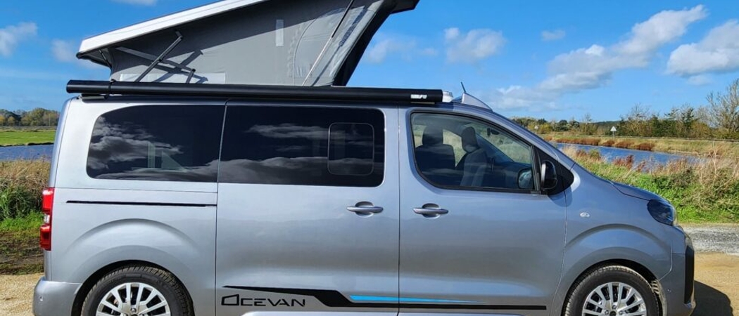 van-amenage-peugeot-expert-avec-toit-relevable-ouvert